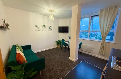 Old Trafford Apartment | Zelena Luxurious Apartment, Private Parking, Fast Wi-Fi, Self Check-In Anytime Perfect For Late Arrivals, 5 Minutes to Old Trafford Stadium