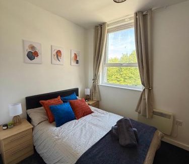 Old Trafford Apartment | Zelena Luxurious Apartment, Private Parking, Fast Wi-Fi, Self Check-In Anytime Perfect For Late Arrivals, 5 Minutes to Old Trafford Stadium