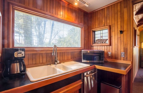 Yachats House | Zen Beach Retreat-Relaxing Sauna - Steps to a Sandy Beach!