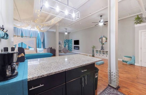 Corktown Apartment | Zen Den Downtown loft W/KING BED & massage table
