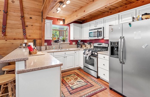 Upper Moonridge Cabin | Zen Den - Walk to Slopes, Hot Tub, Fireplace, Deck, Barbecue