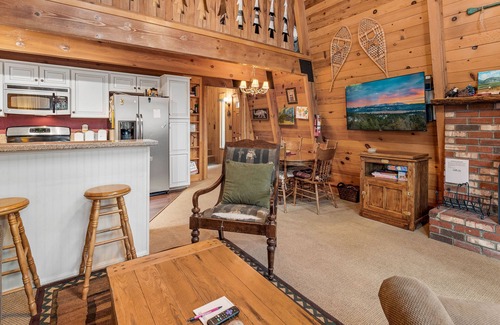 Upper Moonridge Cabin | Zen Den - Walk to Slopes, Hot Tub, Fireplace, Deck, Barbecue