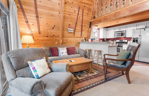 Upper Moonridge Cabin | Zen Den - Walk to Slopes, Hot Tub, Fireplace, Deck, Barbecue