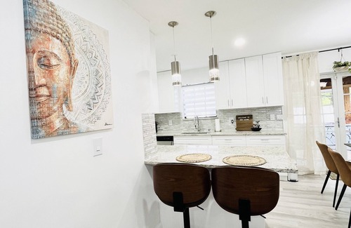 Broadview Park House | Zen Home Getaway w/hot tub - Close to Hard Rock & Beaches