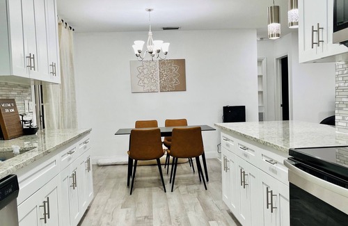 Broadview Park House | Zen Home Getaway w/hot tub - Close to Hard Rock & Beaches