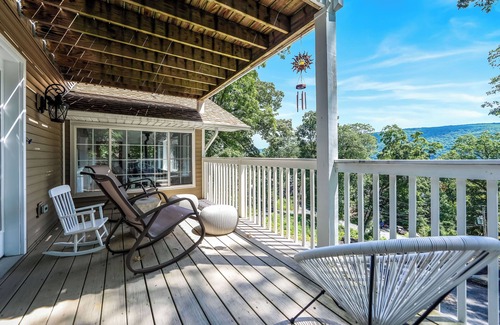 Greenwood Lake House | Zen Lake House: Your Retreat 1H From NYC