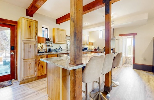 Chico House | Zen Mountain Retreat hideaway with sweeping views, outdoor space, & W/D