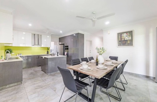 Muirhead House | Zenhouse Harmony: Modern Home ~ Near CDU/Hospital