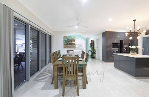 Muirhead House | Zenhouse Stylish: Lawn ~ Workspace ~ OutdoorDining