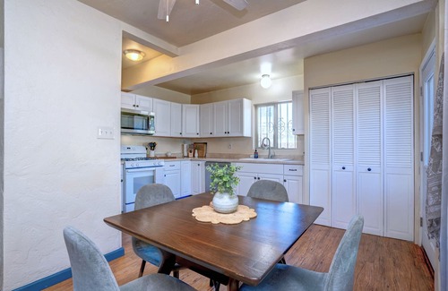 El Cortez House | Zenika Bungalow⁜King ⁜Backyard⁜ FirePit⁜ Dog Friendly⁜ Near UofA & Downtown