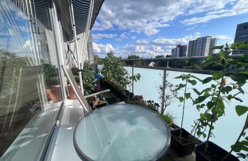 Eckenheim Apartment | Zentrale, helle Wohnung mit Balkon! Ideal für Messe, Business und Städtereise