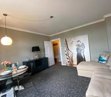 Mitte Apartment | Zentraler Altbaucharme mit Blick über die Stadt