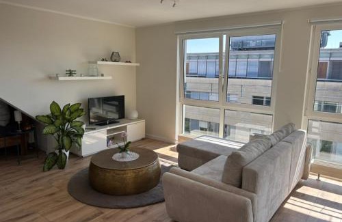Friedrichstadt Apartment | Zentrales, modernes Apartment mit Balkon, Küche & Garage