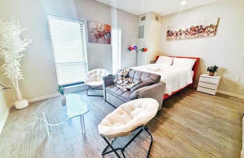 Downtown Des Moines Apartment | Zesty Orange Abode (438)