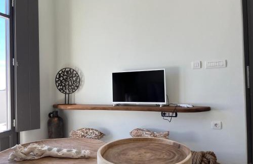 Alopronia Apartment | ZETINE SUITES SIKINOs