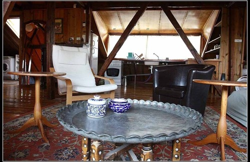 Nazareth Apartment | Zimmer Alreda one open space, wooden floor 120 years old QOTRAN wood columns
