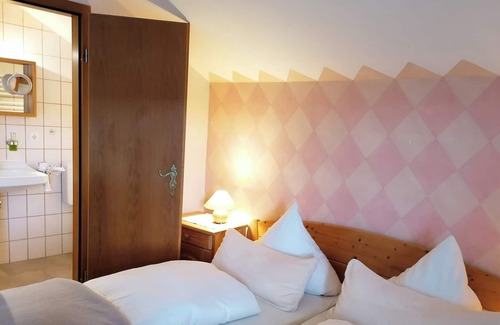 Hoslwang Apartment | Zimmer Hühnerglück, Ostseite mit Balkon, 2. Etage, 23 qm