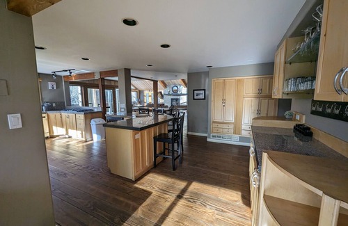 Hailey House | Zinc Spur, Spacious Private Retreat, including 2 BDR Guest House, Pet Friendly!