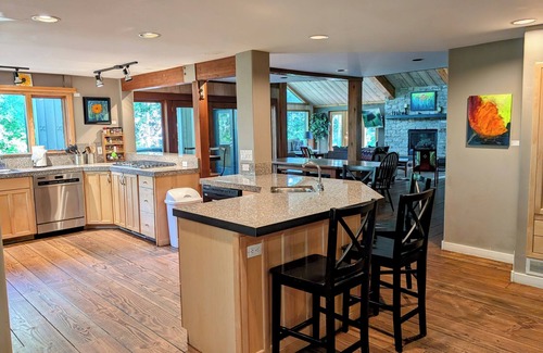 Hailey House | Zinc Spur, Spacious Private Retreat, including 2 BDR Guest House, Pet Friendly!