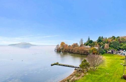 Kawaha Point House | Zodiac Bay Lake Retreat