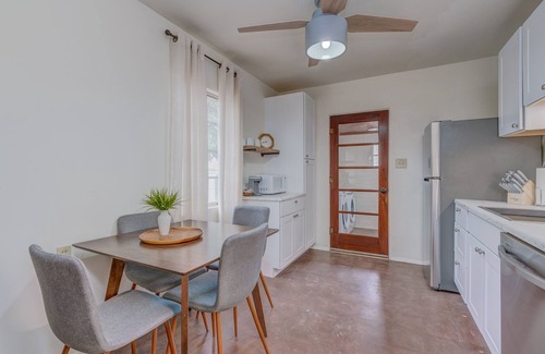 Arroyo Chico House | ZonaMod MidCentury ⁜King ⁜FirePit ⁜Backyard ⁜Dog Friendly ⁜Near Downtown