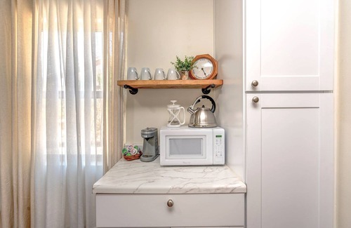 Arroyo Chico House | ZonaMod MidCentury ⁜King ⁜FirePit ⁜Backyard ⁜Dog Friendly ⁜Near Downtown