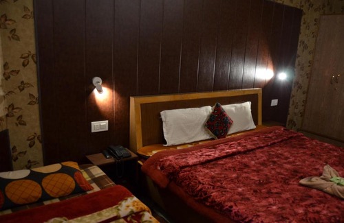 Dal Lake Hotel | zoz 3s1