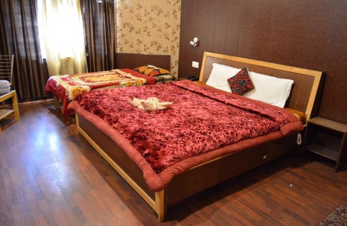 Dal Lake Hotel | zoz 3s1