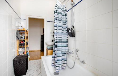 Friedrichshain Apartment | Zwei Charmante Privatzimmer mit Wohnbereich in zentraler Berliner Wohnung