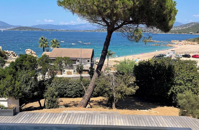 à 2 minutes à pied de la plage Villa familiale avec piscine .