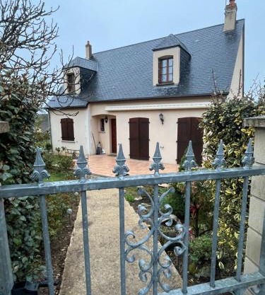 À 5 minutes à pieds du château, 2 belles et spacieuses chambres, SDB, WC et un garage privé à 25 minutes circuit 24h