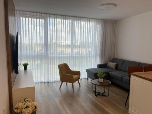 מול הים בקיסריה