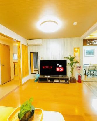 晶 距离车站步行5分钟 关西机场难波心斋桥直达 5 bedroom最多可住13人 超大客厅大电视有Netflix