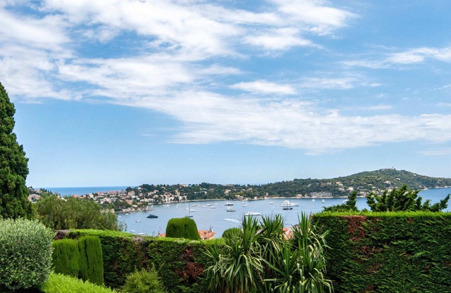 07. Terrace with stunning view of the sea and Cap Ferrat, one bedroom apartment.