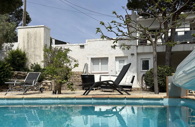 099 House to rent with a private pool and garden quiet area