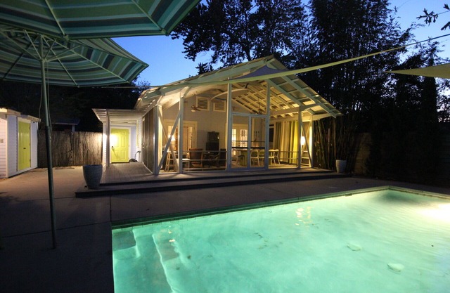 1 1/2 Block From Beach With Private Pool and Hot Tub