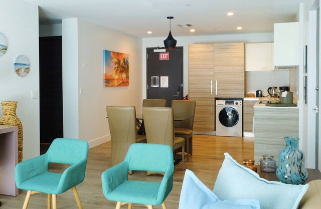 1/1 Deluxe CONDO/Walk to Hollywood BEACH/Rooftop POOL and JACUZZI/24hr GYM