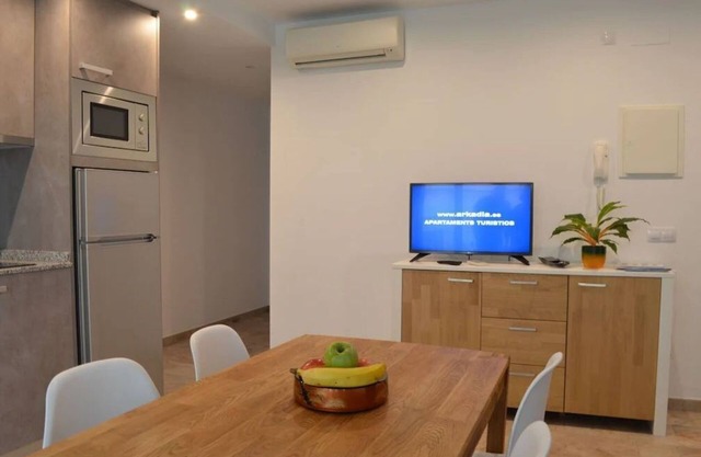 1.1 NEW in center ROSES with WI-FI, AC and TV sat at 60 m MAR