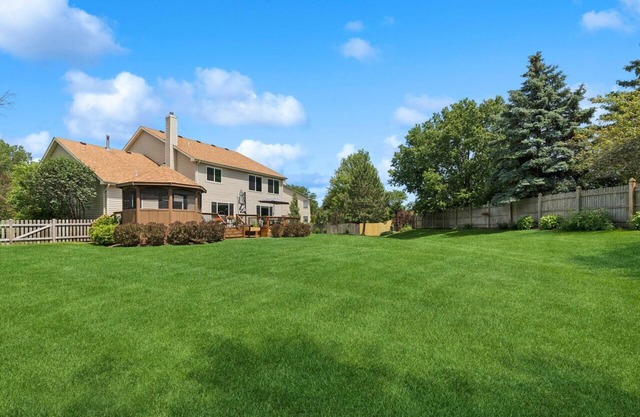 1/2 Acre Retreat: 100" TV, Open layout Navy Base and Six Flags Great America