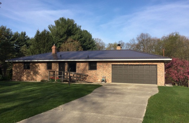 1/2 House 3 BR 1Bath w/Living RM Full Kitchen 12 Miles from ND