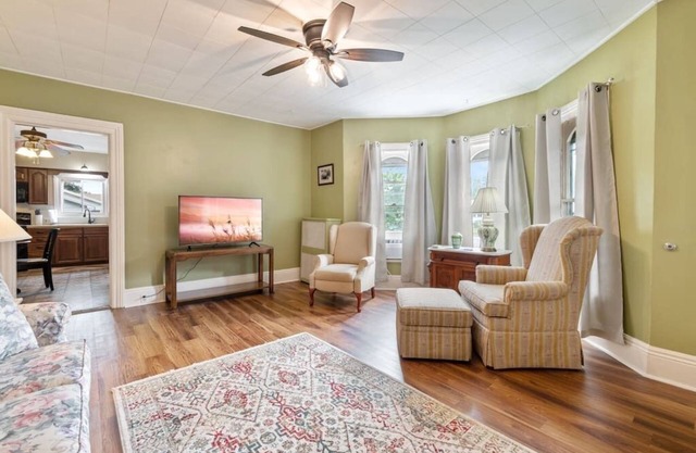 1/2 House, Sleeps 10🗲Fast WiFi ★ North of ROC | 15 mins to Most Anywhere