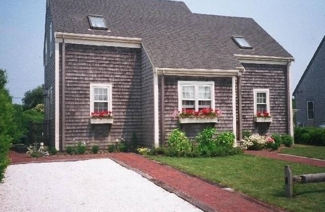 1/2 mile walk to beach, Sconset market, and great restaurants! Outdoor shower!