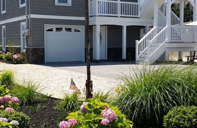 1.5 blocks to the Beach newly remodeled duplex