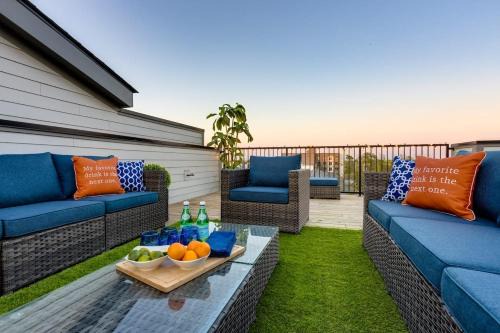 1 5 Miles to Broadway Rooftop Deck w City Views