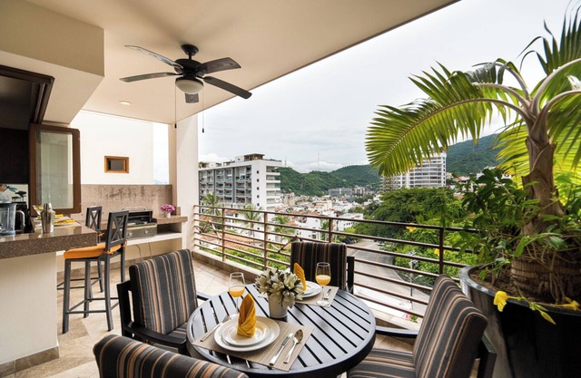 1 bed 1 bath Mountain View Suite · R308