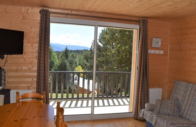1-Bed Apartment with Balcony, Fully Equipped Kitchen, and Mountain Views