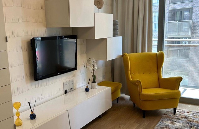 1-Bed Apt, Sleeps 4, Central To Shops & Transport