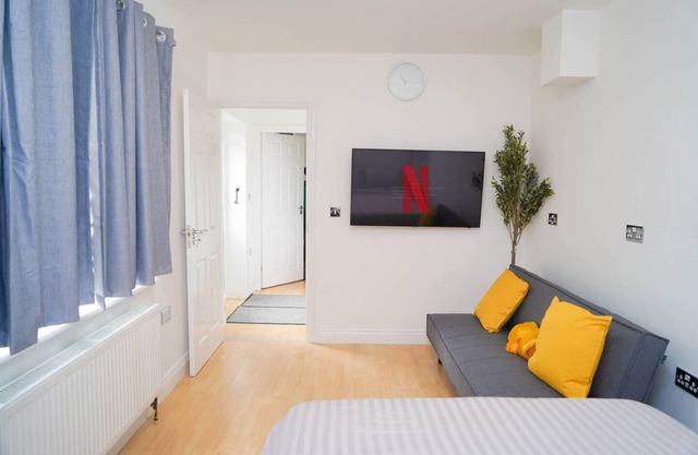 1 Bed flat -7 mins London Station, LHR 30 mins.