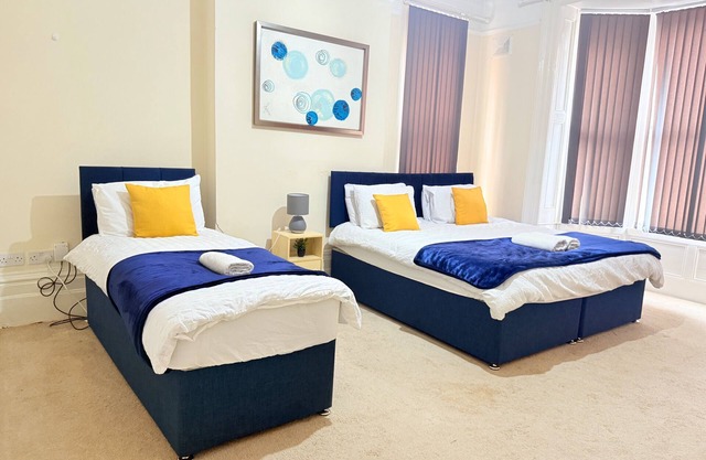 1 Bed Flat - Sleeps 5 - Parking - Wifi