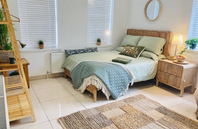 1 Bed Flat - Sleeps 2 - Pets - Parking - Garden